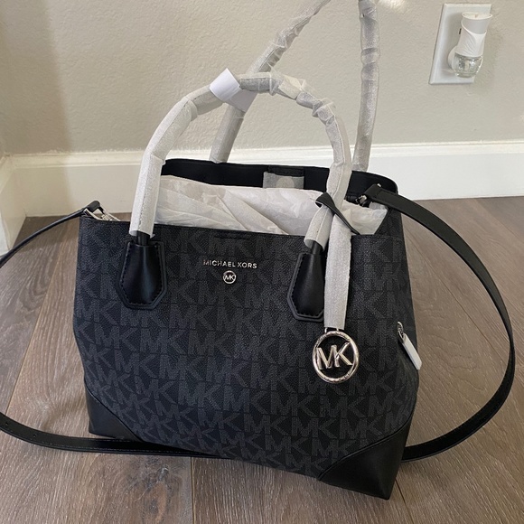 MICHAEL Michael Kors Handbags - Brand New🖤 Michael Kors Medium Black handbag!